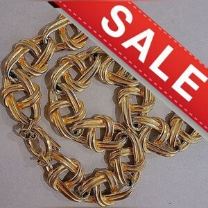 #Vintage #Statement Textured #Gold-tone Chunky Chain Link #Toggle Necklace..